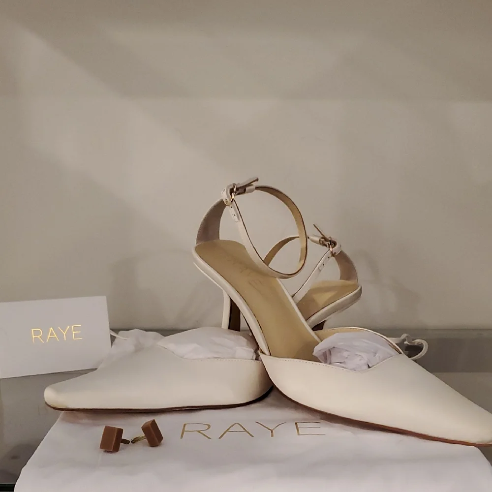RAYE women’s Cream Satin pump with ankle strap Size 9 With 2.5" Heel new in box